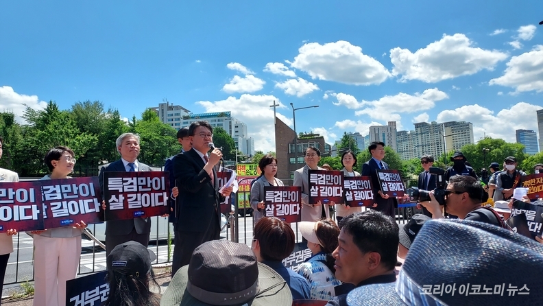 대통령실 포위 집회에서 발언하는 황운하 원내대표. 2024.6.1/코리아이코노미뉴스