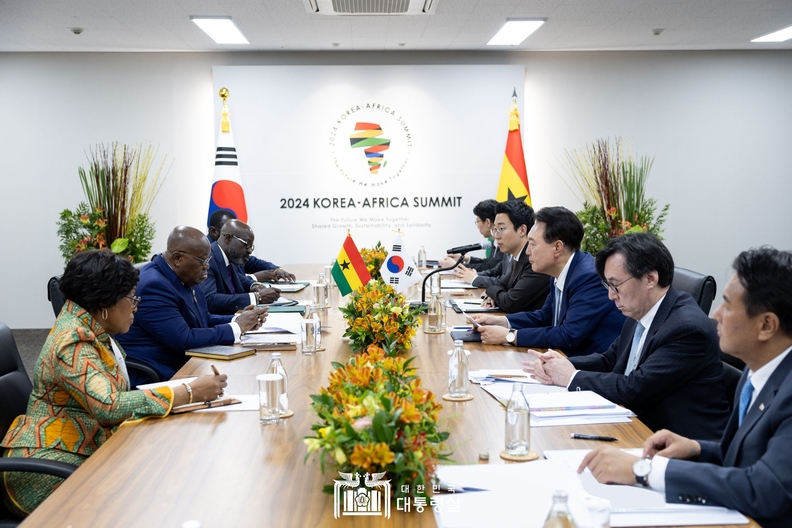 바6월 4일 나나 아도 단콰 아쿠포아도(Nana Addo Dankwa Akufo-Addo) 가나 대통령과 정상회담을 하는 윤석열 대통령.
