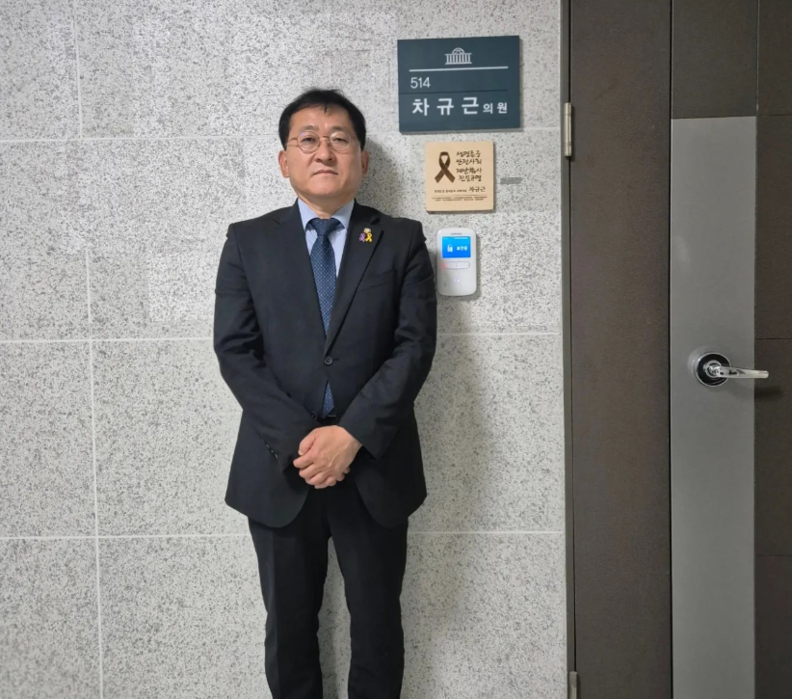 514호 의원실 앞에 선 차규근 의원. '생명안전 3대 정책과제 약속의원 명패'가 눈에 띤다. 사진은 차 의원 인스타그램에서 가져 왔다.