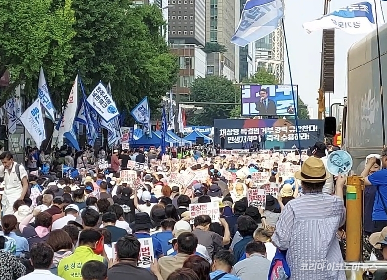 광화문 집회에서 발언하는 조국혁신당 황운하 원내 대표. 그는 채해병 특검법이 부결되면 조국혁신당은 윤석열 특검법을 발의하겠다고 밝혔다.