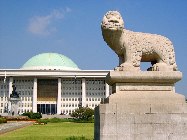 대한민국 국회의사당. 한국에서 국회는 신뢰를 받지 못하고 있다. 국민의 4분의 3은 국회를 불신한다. 