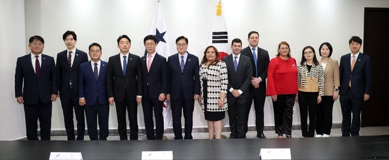 한-파나마 면담 참석자. 왼쪽부터 더불어민주당 박민규 의원, 국민의힘 박성훈 의원, 더불어민주당 민병덕 의원, 더불어민주당 강훈식 의원, 정진규 주파나마대사, 우 의장, 다나 카스타녜다 파나마 국회의장, 호안 게바라 국회외교위원장, 아리엘 바야리노 의원, 릴리아 바티스타 의원, 국민의힘 김소희 의원, 더불어민주당 이소영 의원, 개혁신당 이준석 의원.