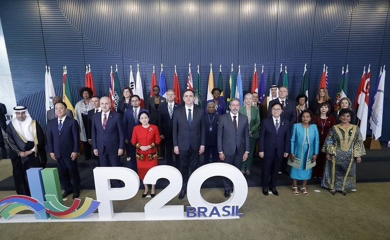 한 자리에 모인 G20 국회의장 회의 참여자. 앞줄 왼쪽 다섯 번째부터 브라질 호드리구 파셰쿠 상원의장, 브라질 아르뚜르 리라 하원의장, 우 의장, 아프리카연합 루시아 멘데스 도스 파소스 부의장, 앙골라 카롤리나 세퀘이라 의장.