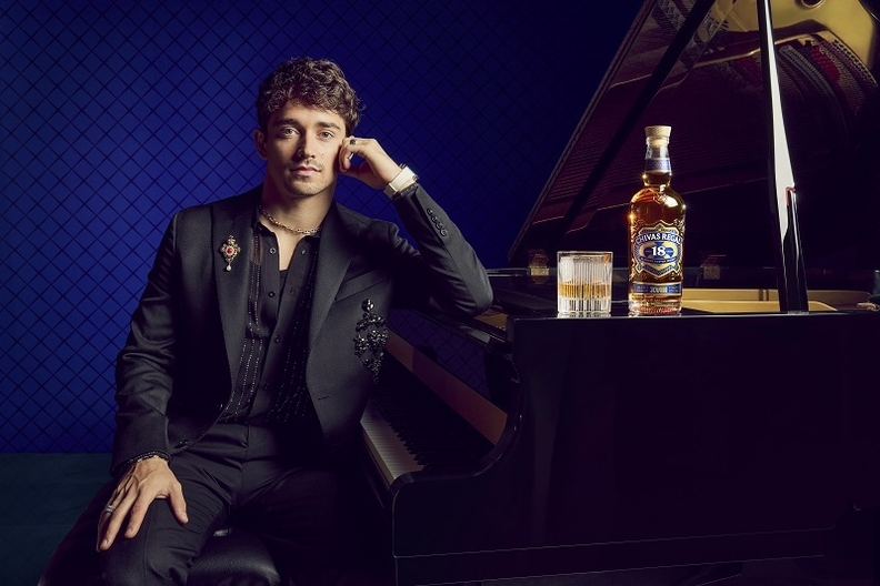 Hero Shot (제품) - Chivas Regal과 Charles Leclerc